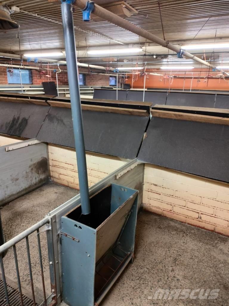 Pellon kuivaruokkija Hranilice za stoku