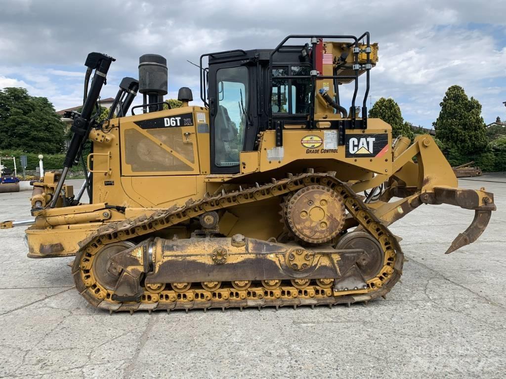 CAT D 6 T XLVP Buldožeri gusjeničari