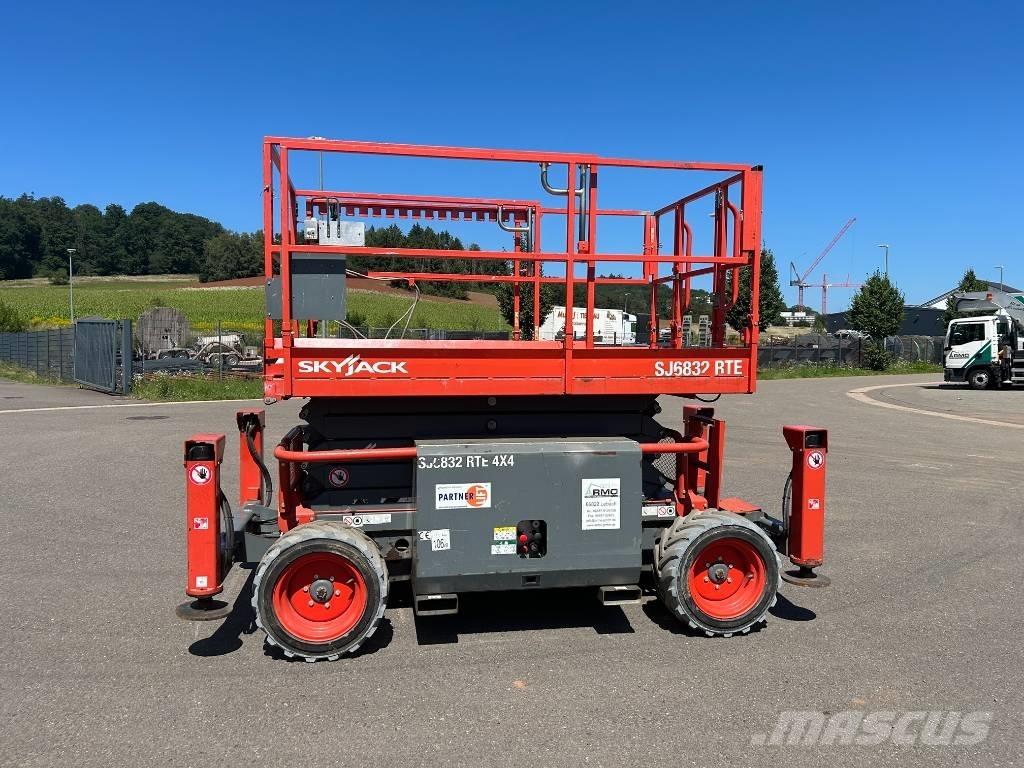 SkyJack SJ 6832 RTE Škaraste platforme