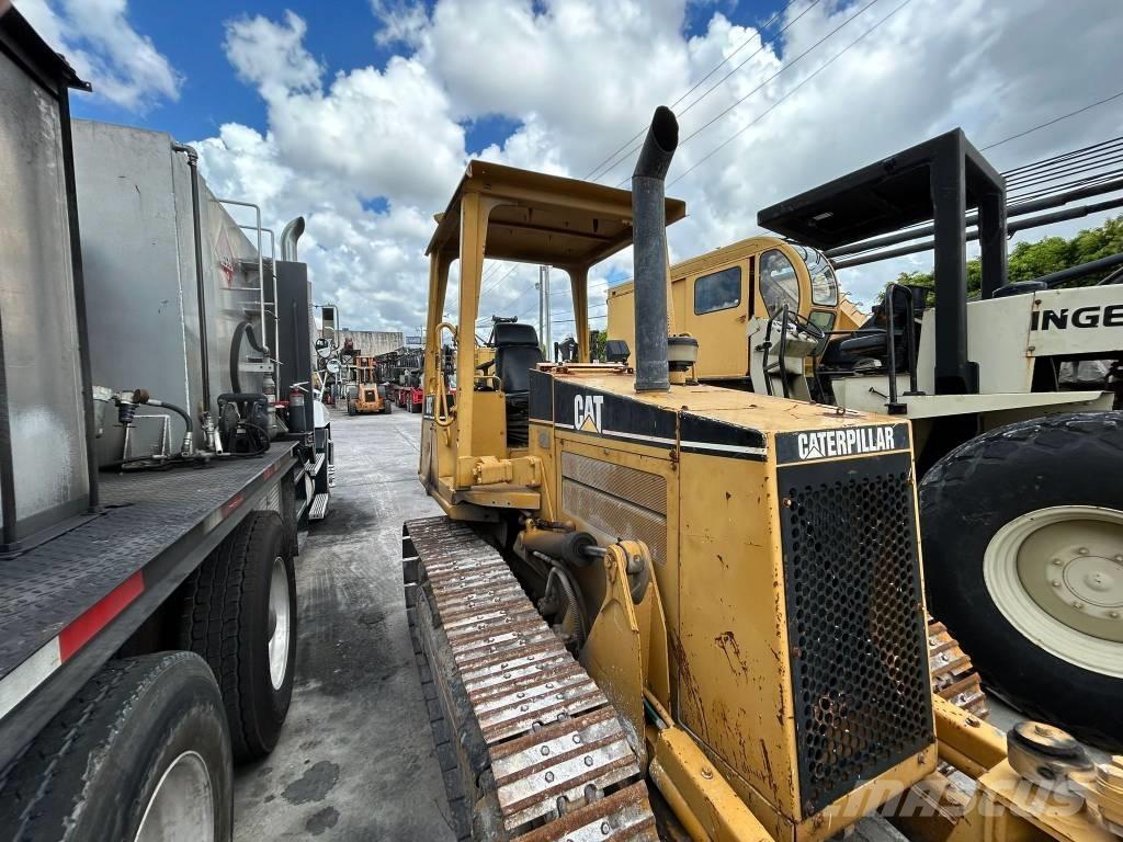 CAT D 3 C III Buldožeri gusjeničari