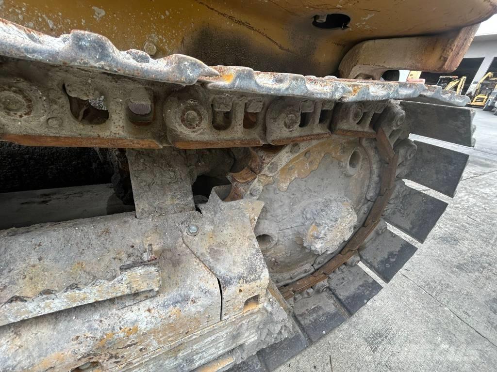 CAT D 3 C III Buldožeri gusjeničari