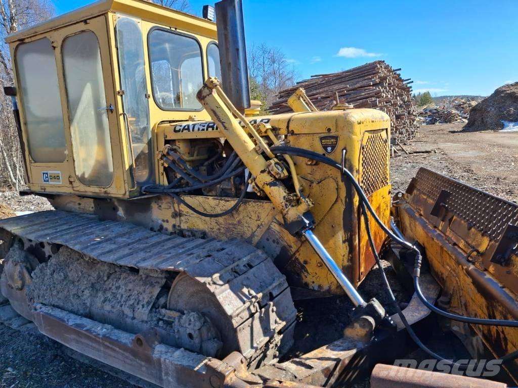 CAT D 4 D Buldožeri gusjeničari