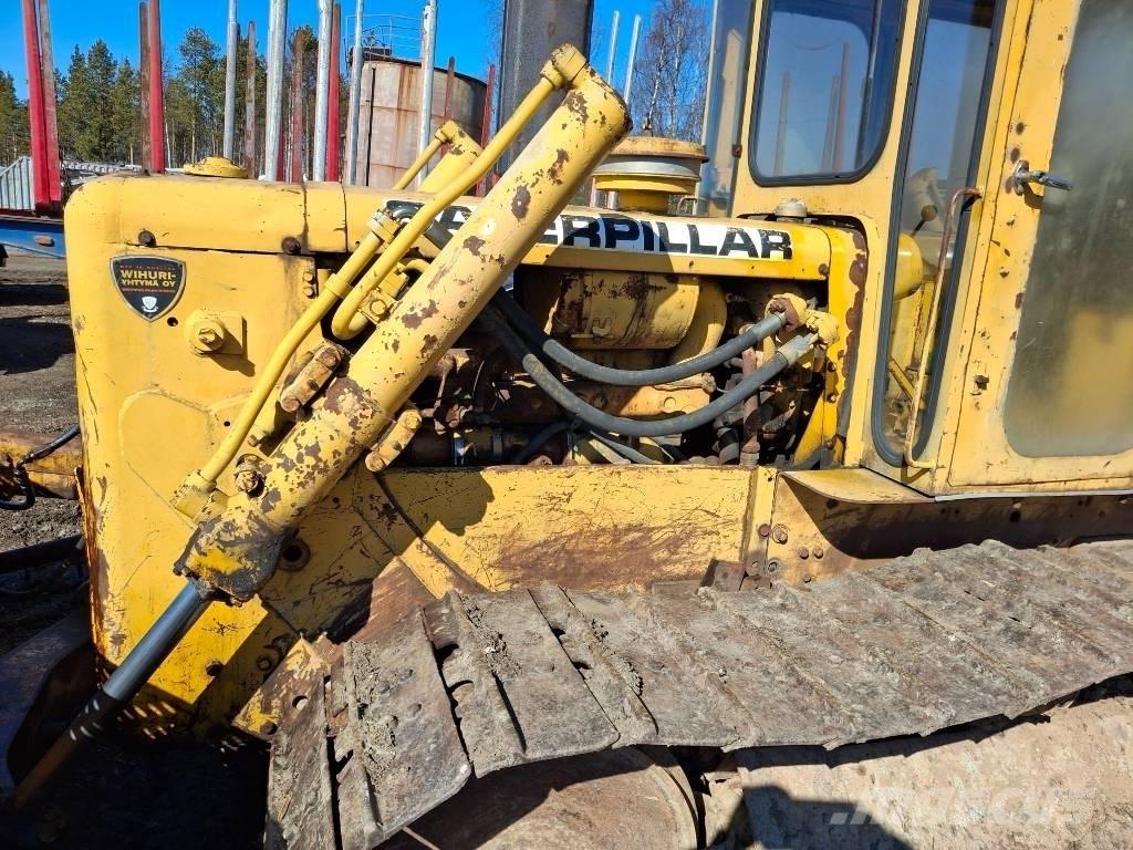 CAT D 4 D Buldožeri gusjeničari