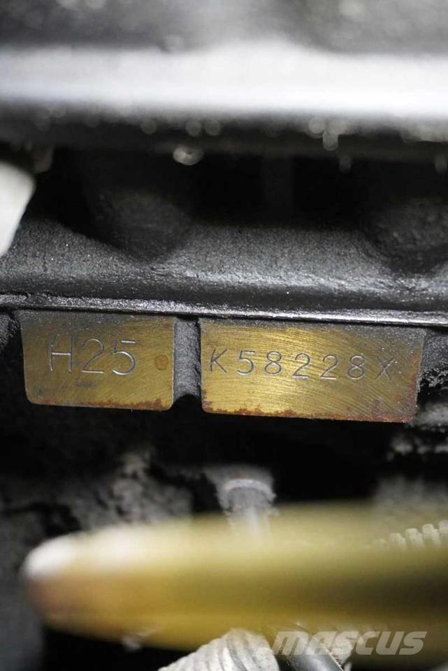 Nissan UGD02 A 32 PQ Plinski viličari