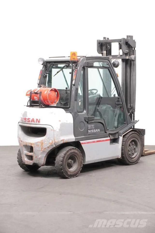 Nissan UGD02 A 32 PQ Plinski viličari
