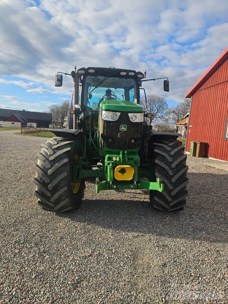 John Deere 6210 R Traktori