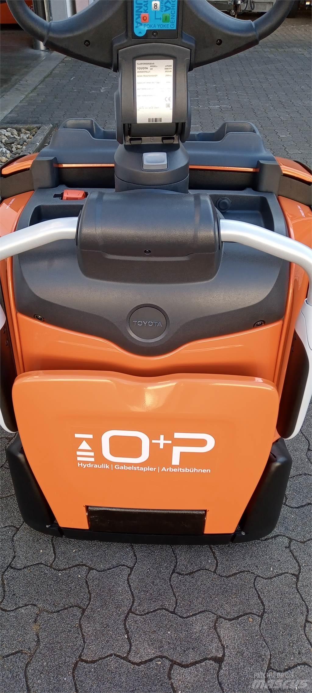 Toyota LPE200 Nisko podizni električni viličar