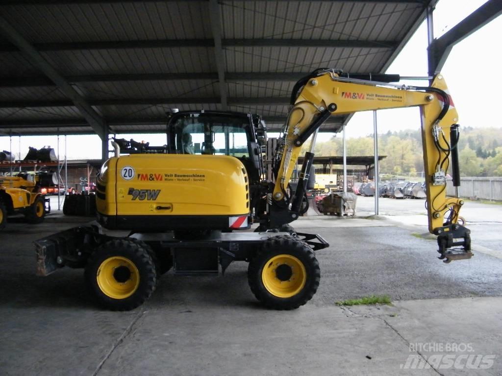Yanmar B95W Bageri na kotačima