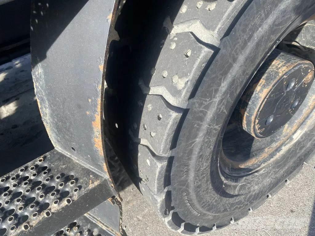 CAT M318F Bageri na kotačima