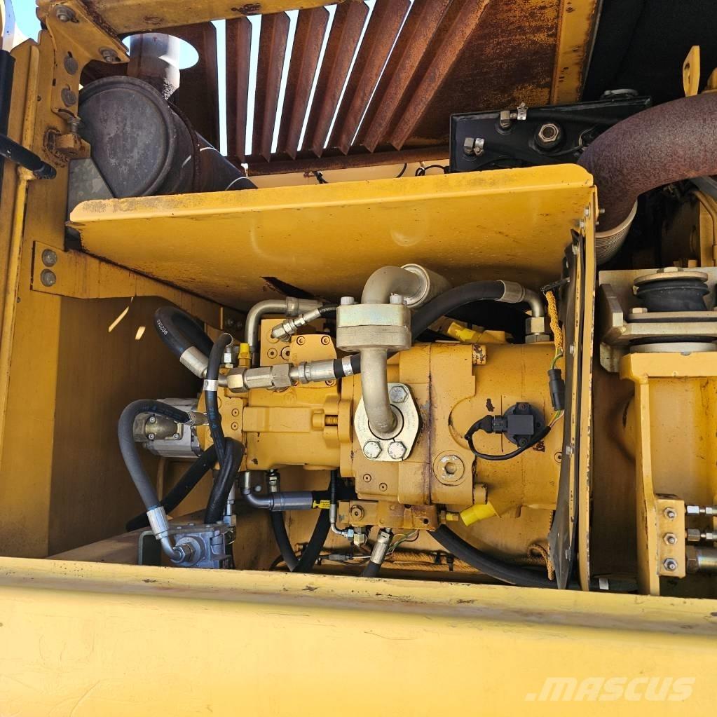 CAT 322 C Bageri na kotačima