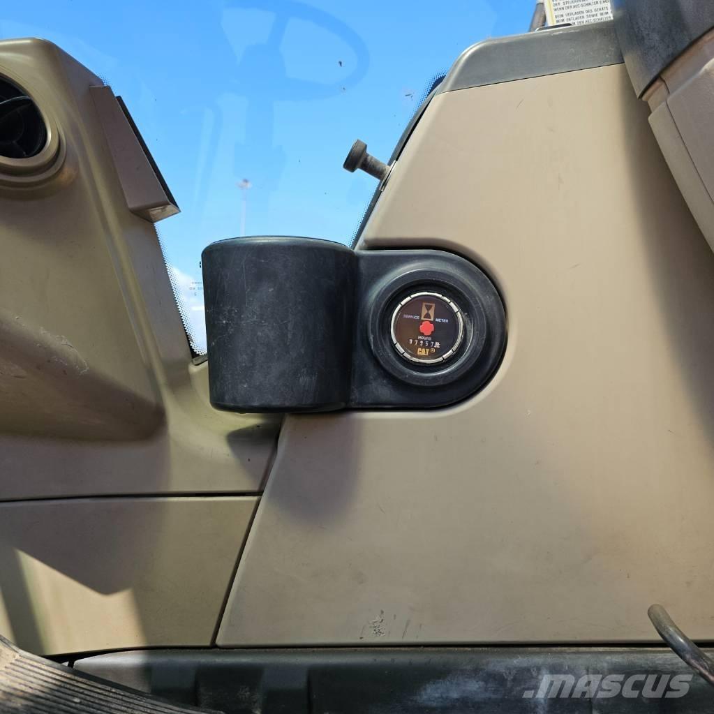 CAT 322 C Bageri na kotačima