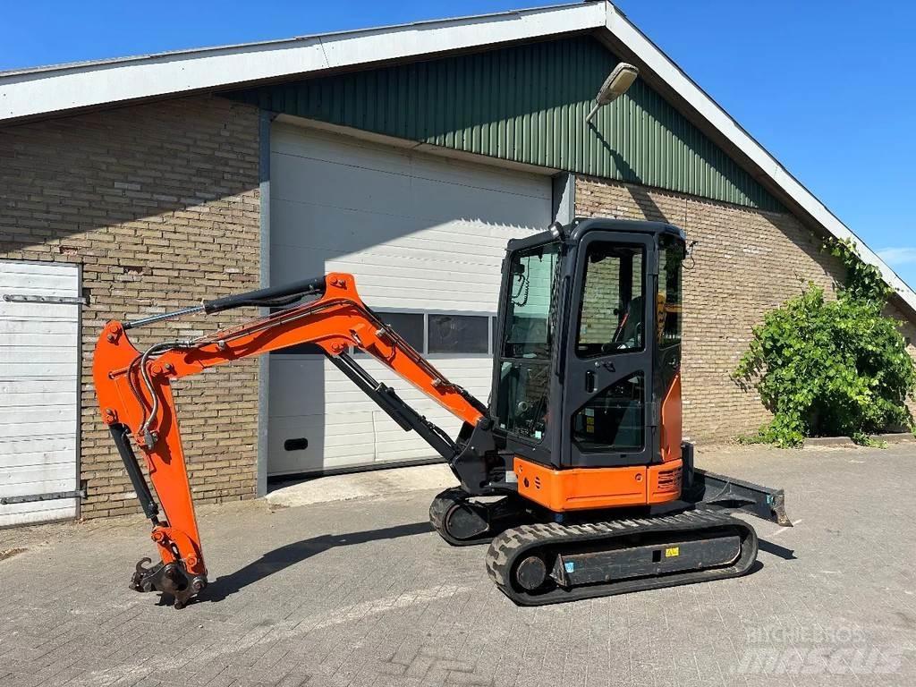 Hitachi ZX26U-6CR Mini bageri <7t