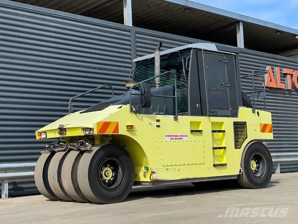 Ammann AP 240 Gumeni valjci na kotačima