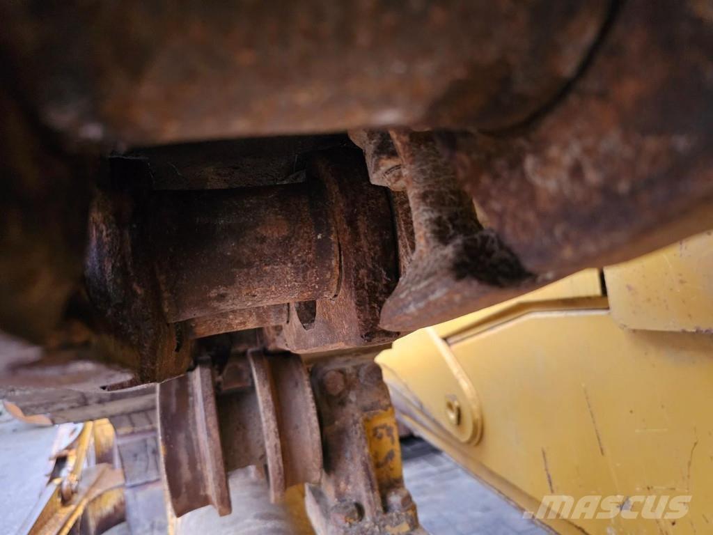 CAT D6T Buldožeri gusjeničari