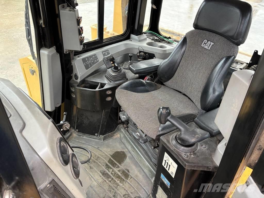 CAT D 6 T LGP Buldožeri gusjeničari