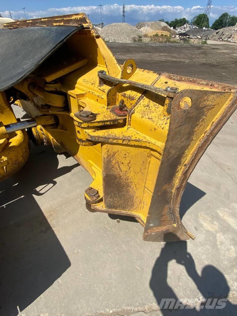Komatsu D61PX24 Buldožeri gusjeničari