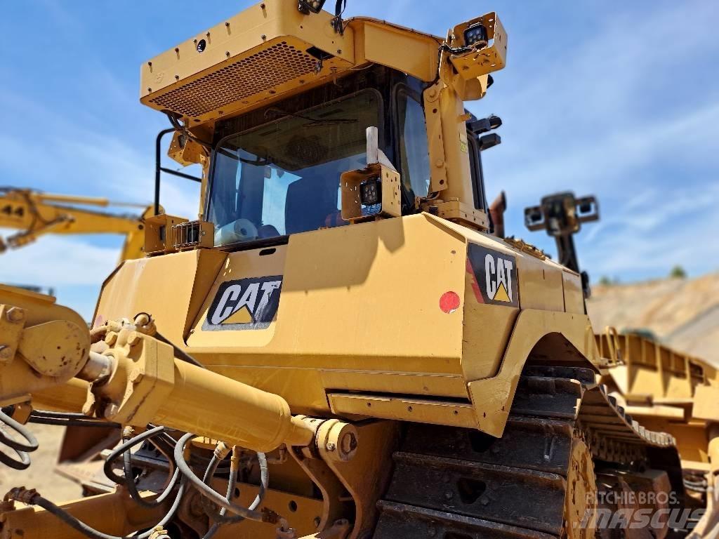 CAT D 8 T Buldožeri gusjeničari