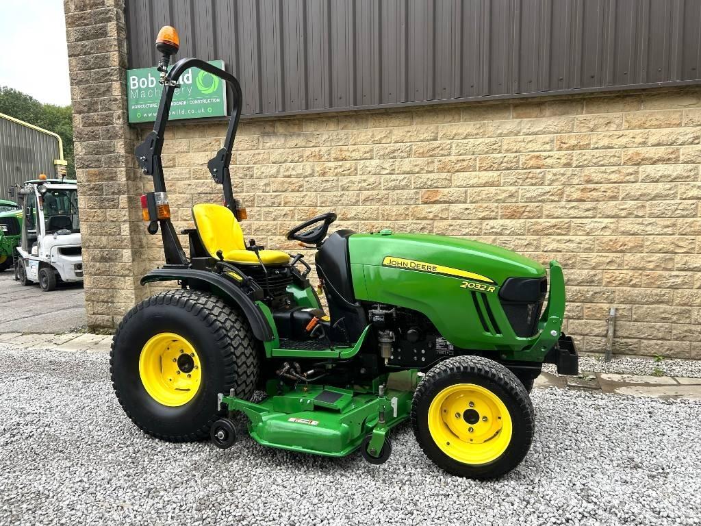 John Deere 2032R Kompaktni (mali) traktori