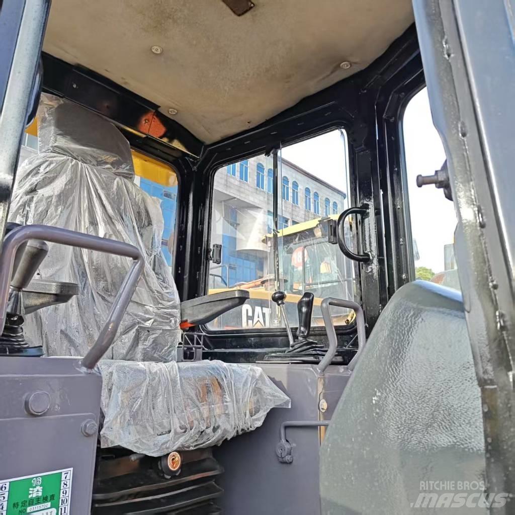CAT D 5 K Buldožeri gusjeničari