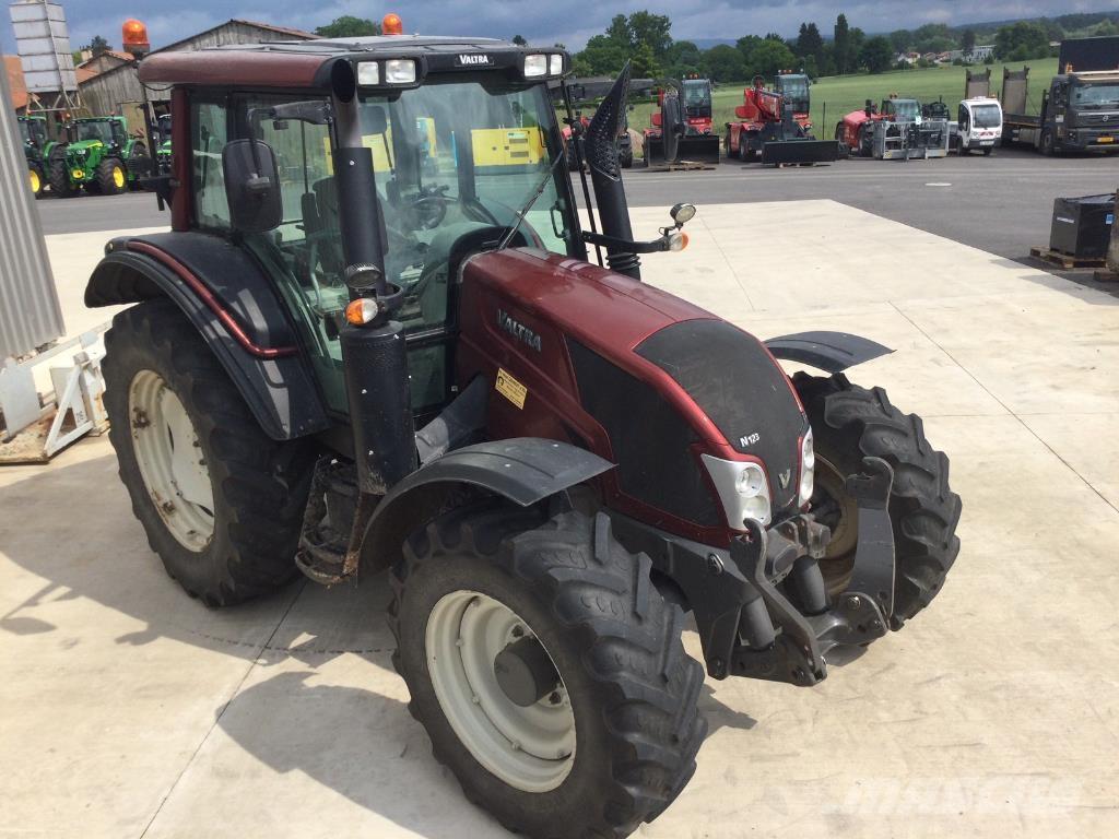 Valtra N123 Traktori