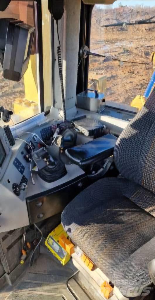 CAT D 8 T Buldožeri gusjeničari