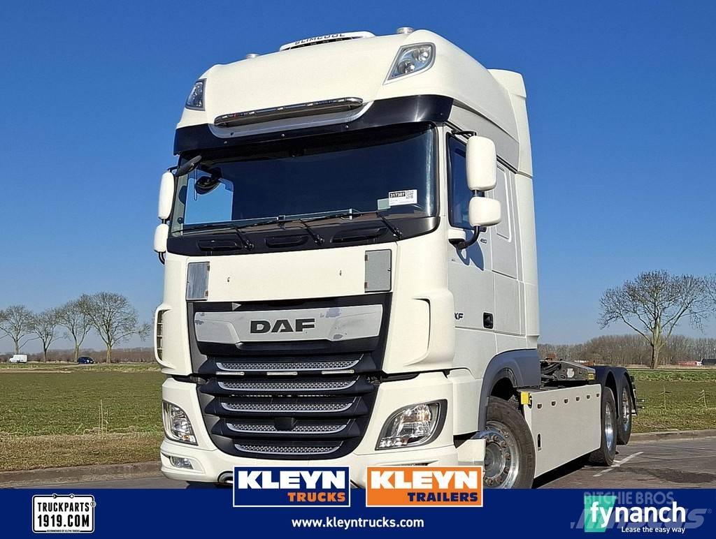 DAF XF 480 FAN Rol kiper kamioni s kukama za dizanje