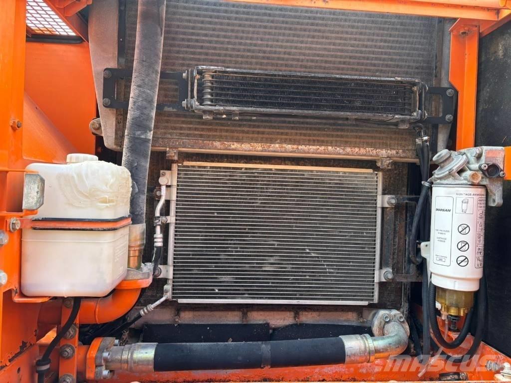 Doosan DX 300 LC Bageri gusjeničari