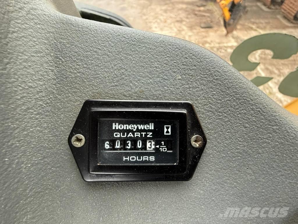 Komatsu WB 93 S-5 Utovarni rovokopači