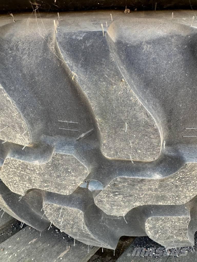 Dunlop 405/70R20 Gume, kotači i naplatci