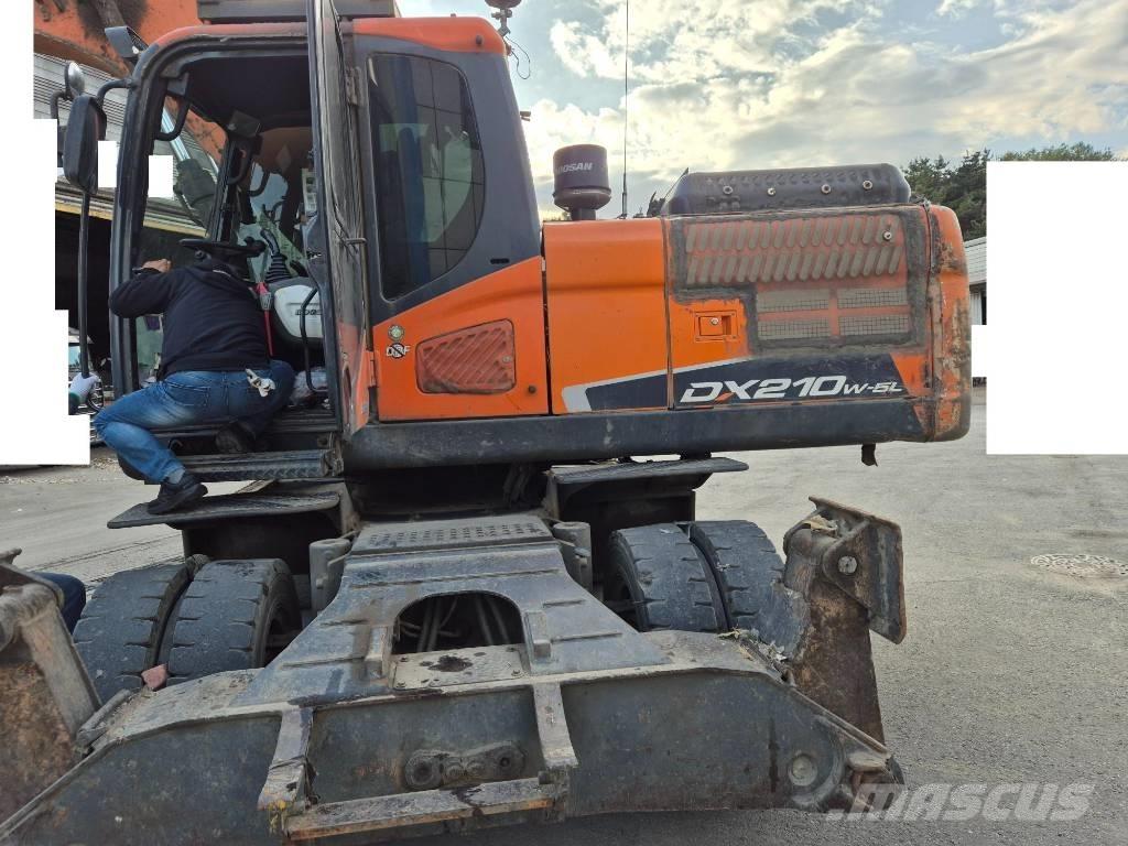 Doosan DX 210 W Bageri na kotačima