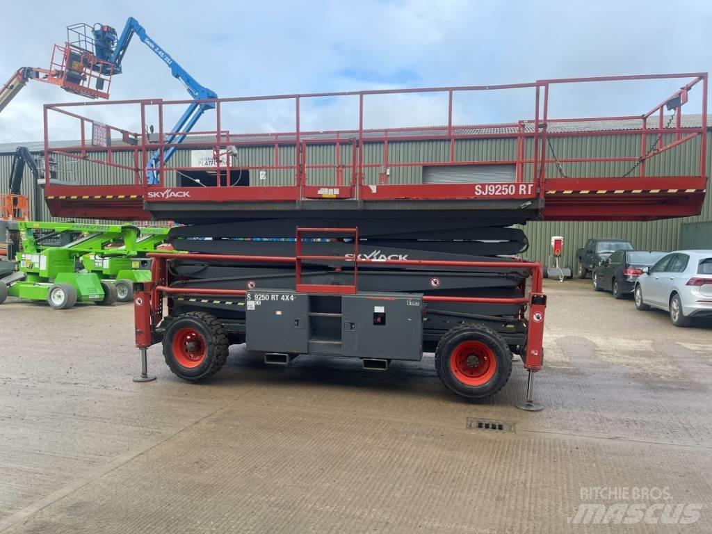SkyJack SJ 9250 RT Škaraste platforme