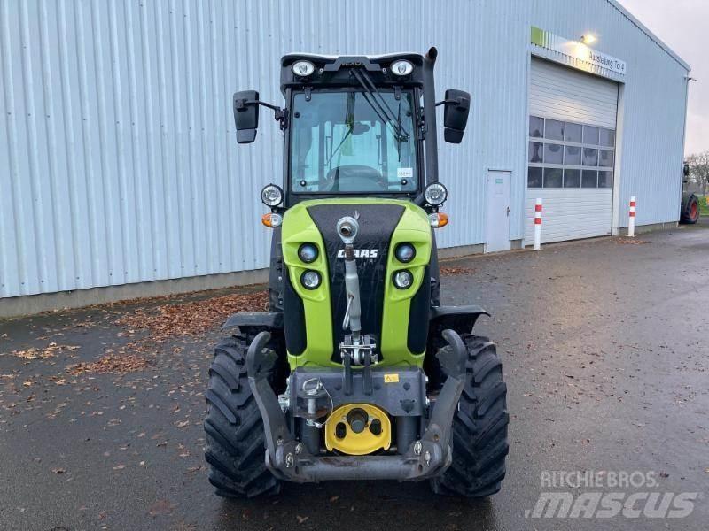 CLAAS NEXOS 240 S Traktori