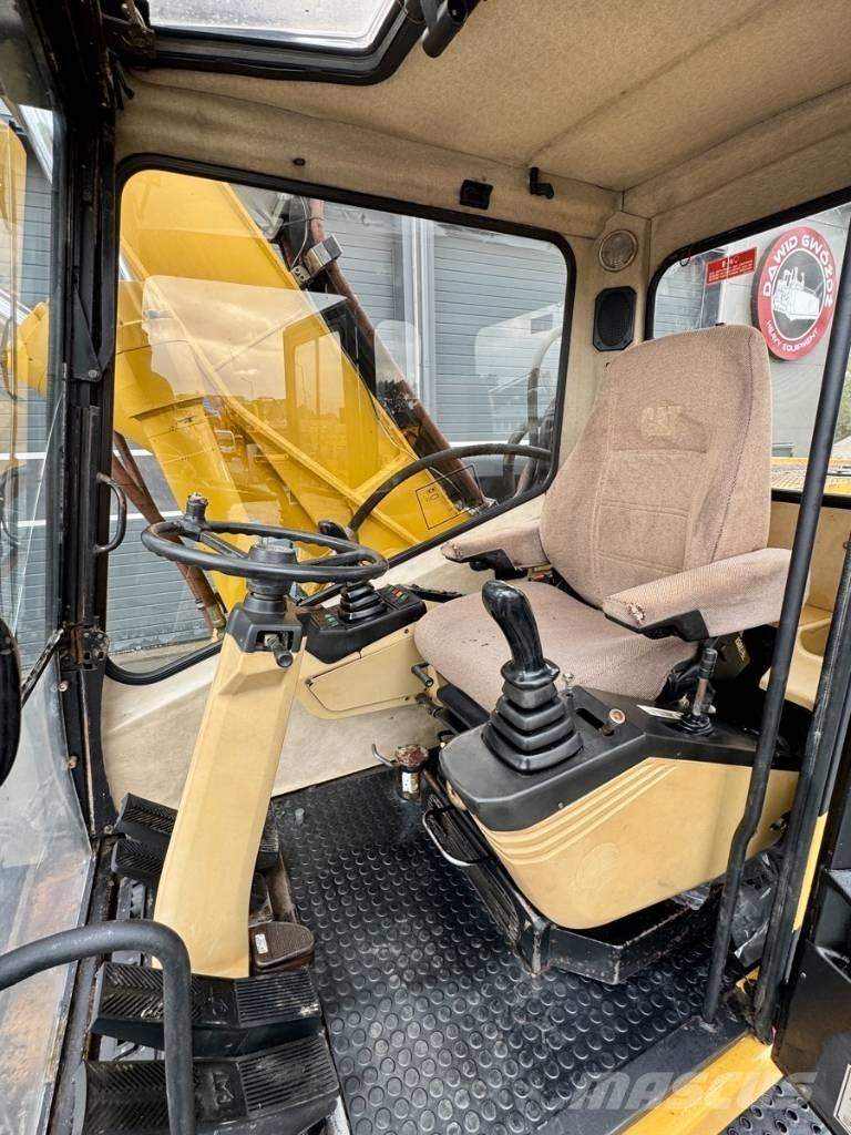 CAT M 318 Bageri na kotačima