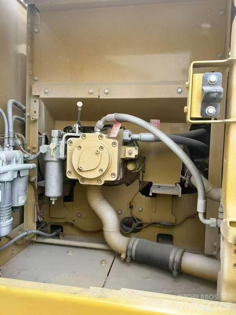 CAT 323 Bageri gusjeničari