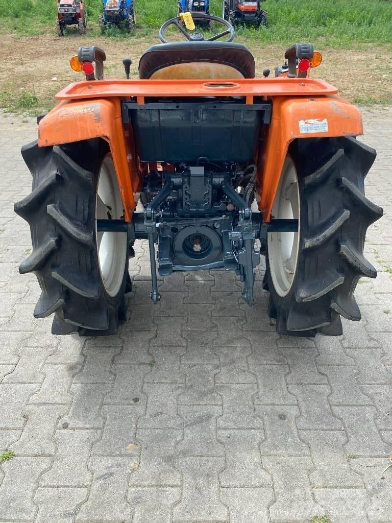 Kubota B1702-M Kompaktni (mali) traktori