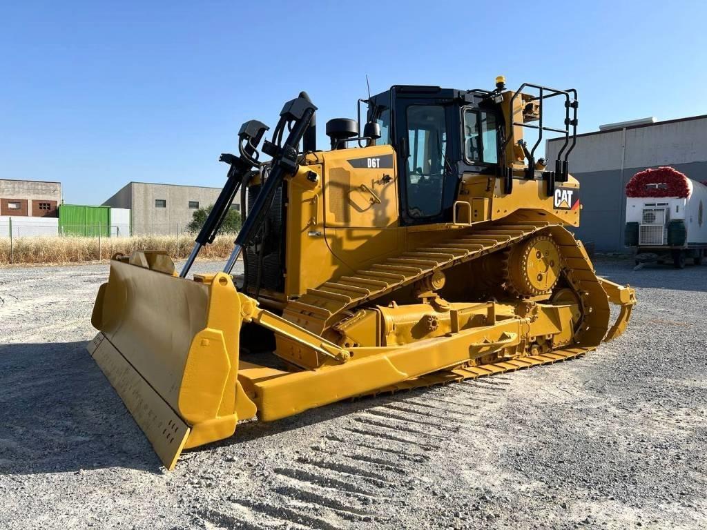 CAT D 6 T Buldožeri gusjeničari