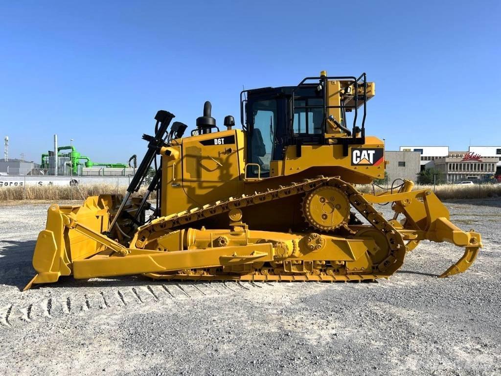 CAT D 6 T Buldožeri gusjeničari