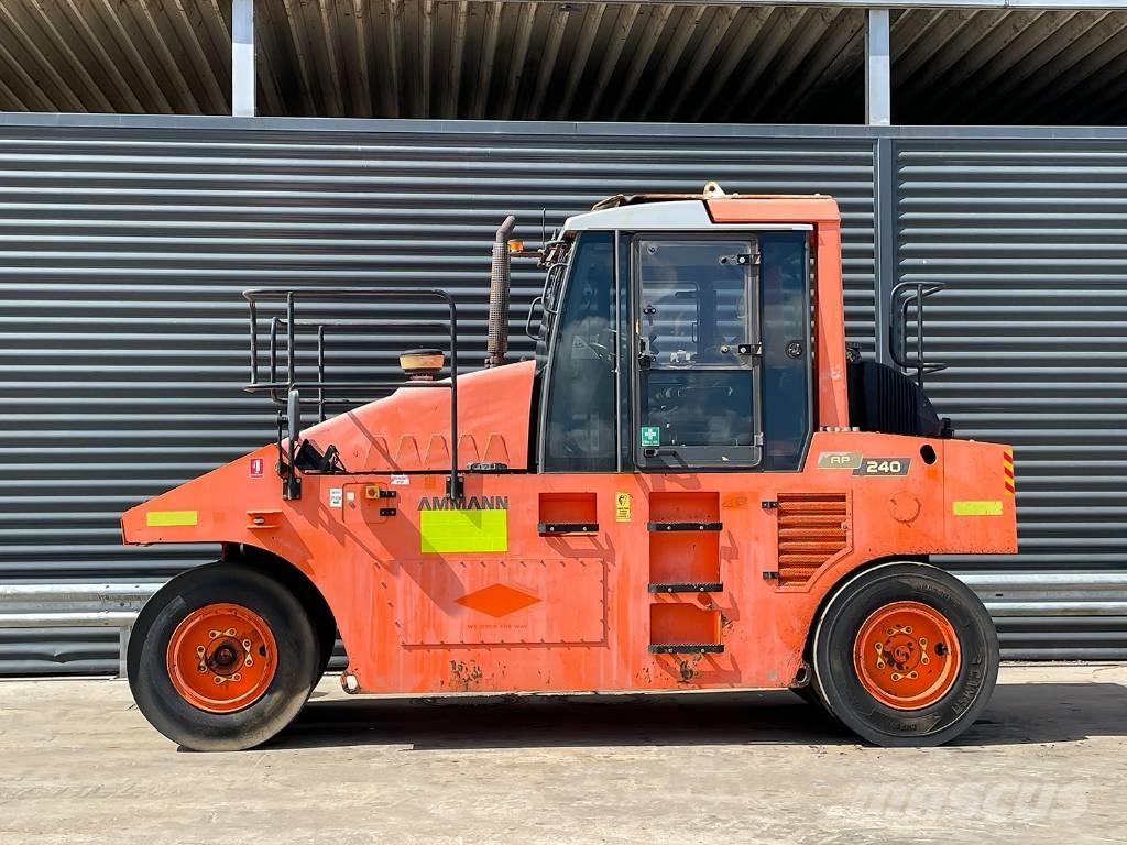 Ammann AP 240 Gumeni valjci na kotačima