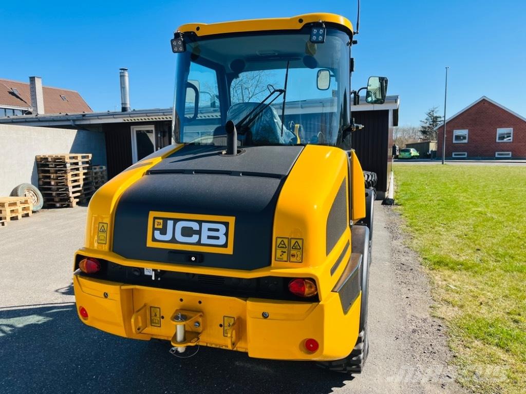 JCB 407 Višenamjenski utovarivači