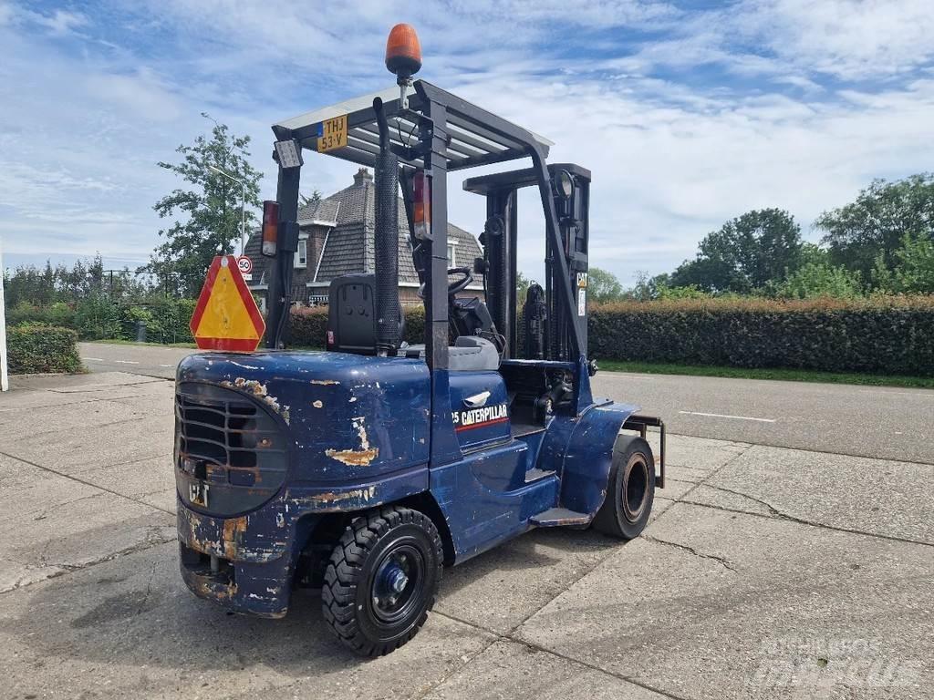 CAT DP25K Dizelski viličari