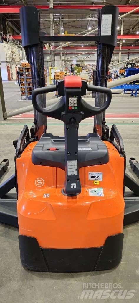 Toyota SWE140S Ručni električni viličar