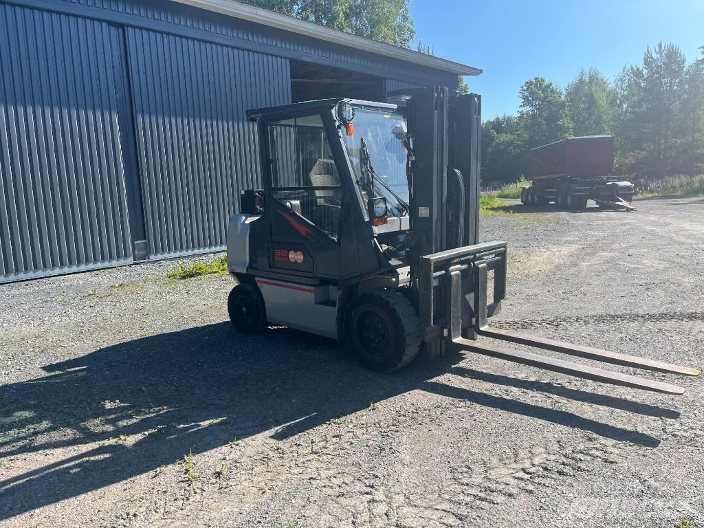 Nissan FGD02A320 Dizelski viličari