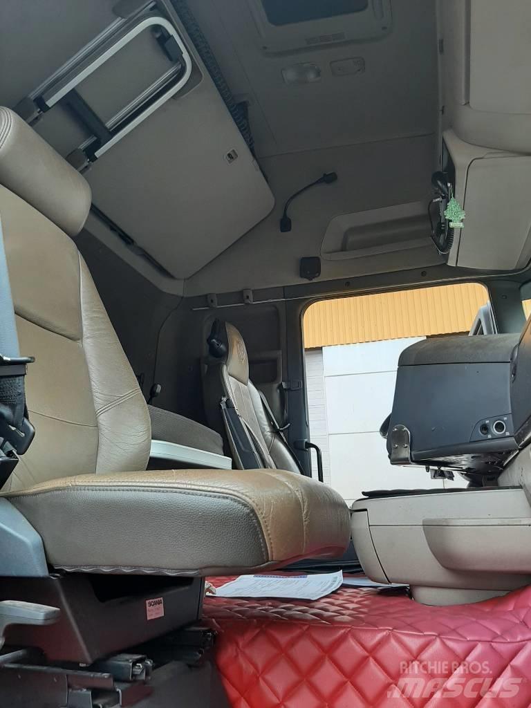Scania R 560 Rol kiper kamioni s kukama za dizanje