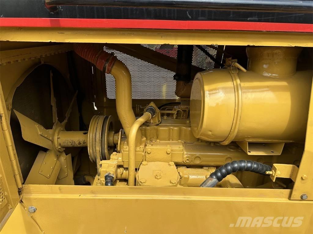 CAT D 6 G Buldožeri gusjeničari