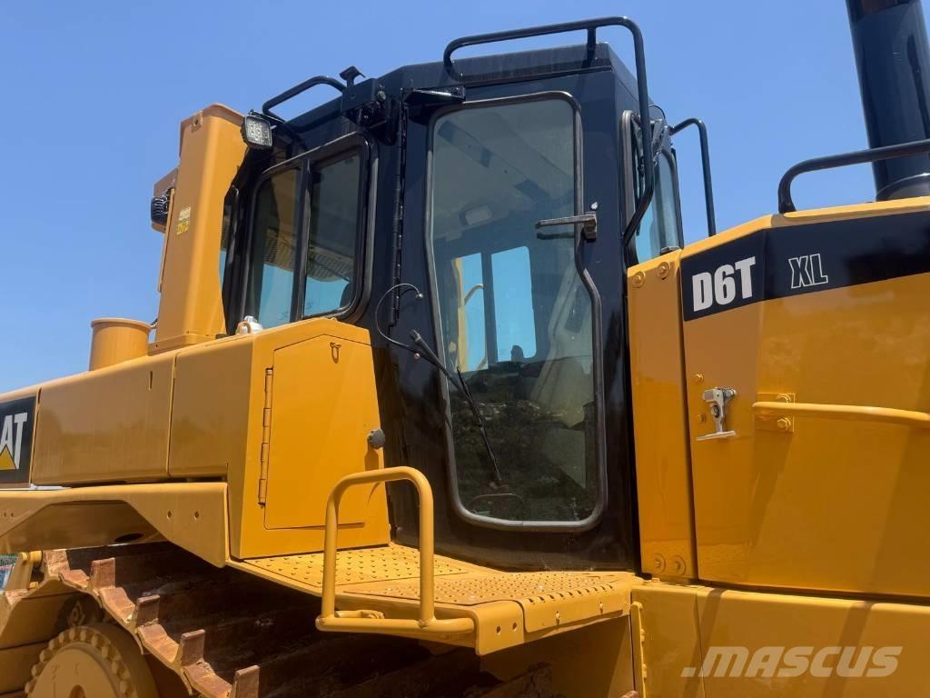CAT D 6 T XL Buldožeri gusjeničari