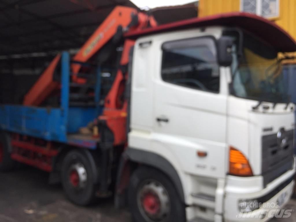 Hino 700 FY Kamioni sa kranom
