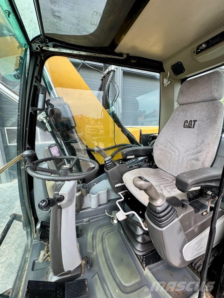 CAT M322D Bageri na kotačima