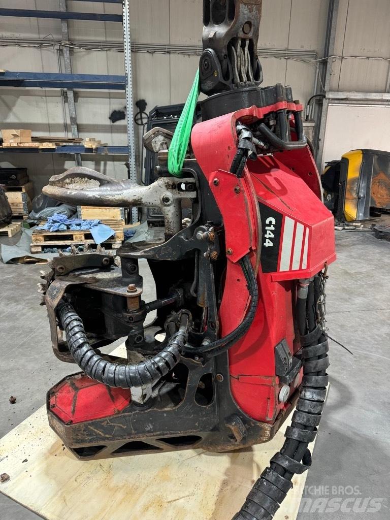 Komatsu C 144 Strojevi za kleščenje grane drveća