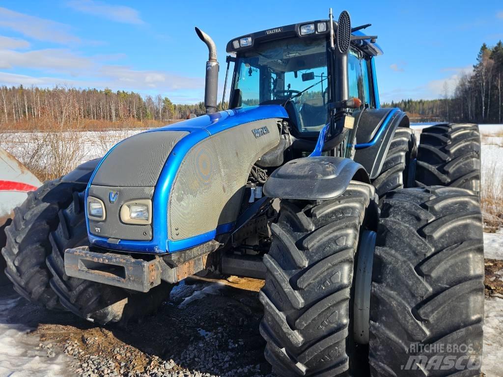 Valtra T 171 Traktori