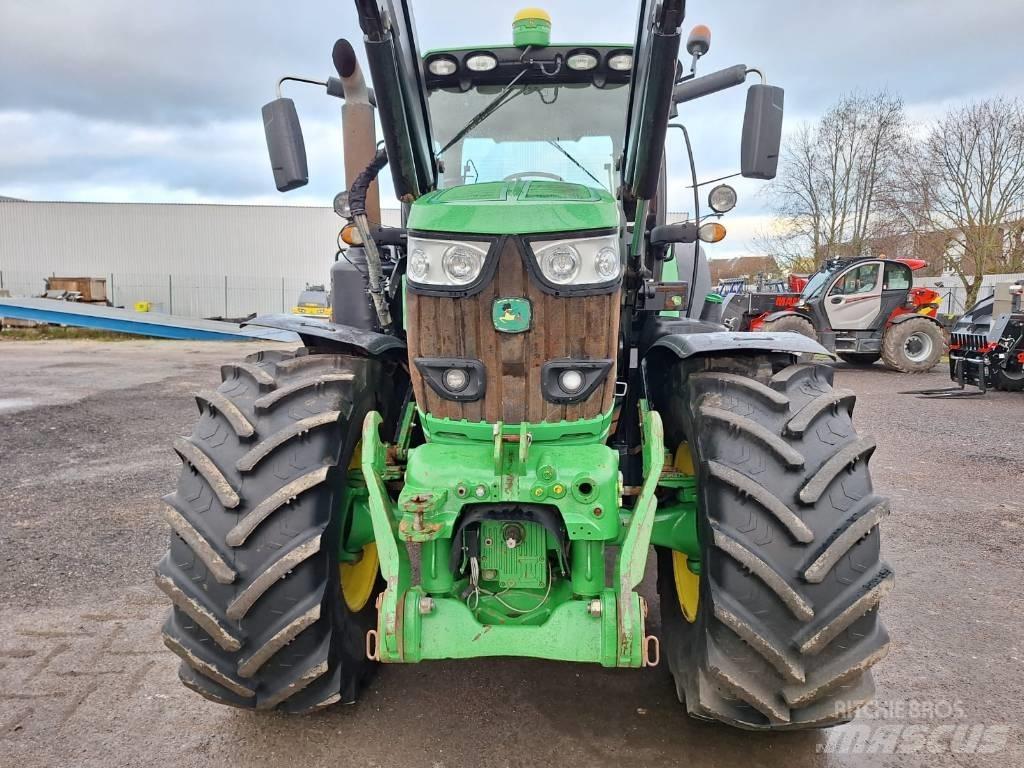 John Deere 6215R Traktori